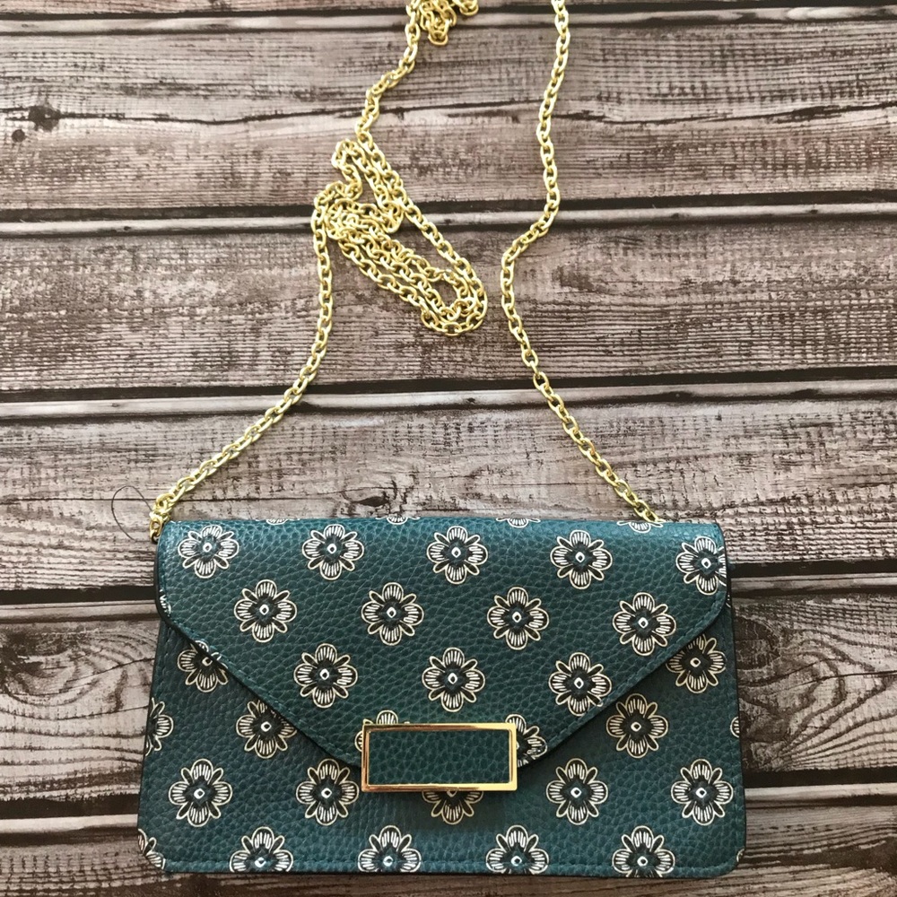 Small clutch with chain